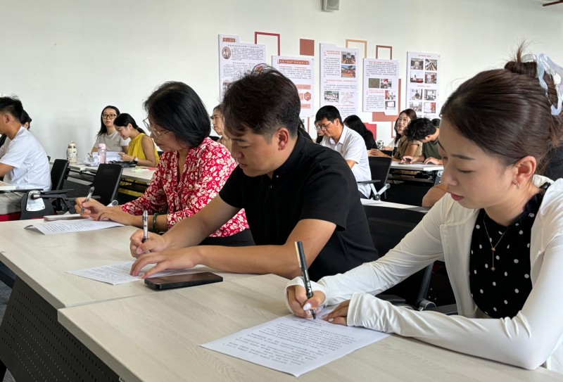 1789094014478033396.jpg 3.师德告知书签订.jpg